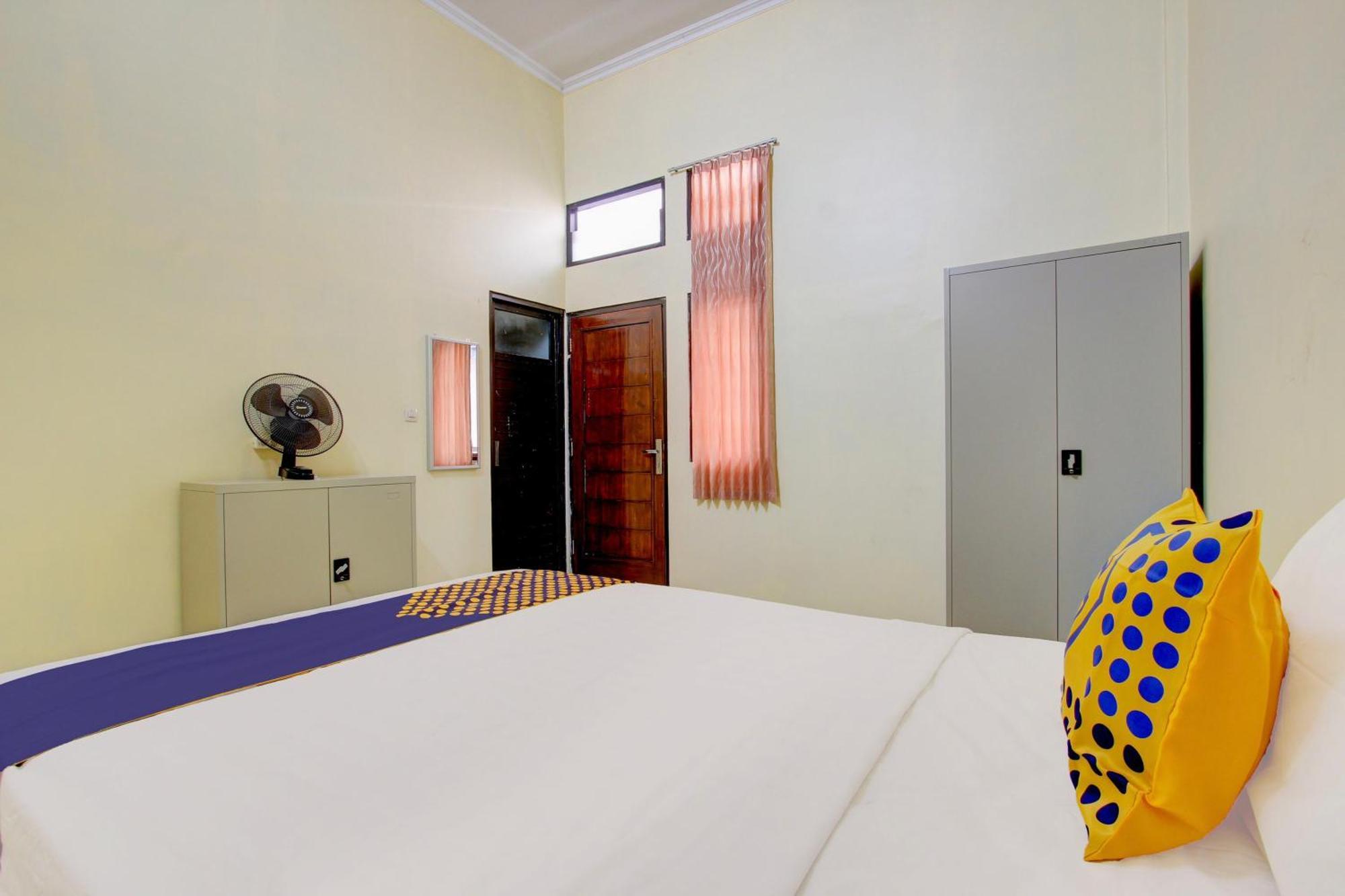 Spot On 93245 Guest House Mulia Dua Syariah Klaten Buitenkant foto